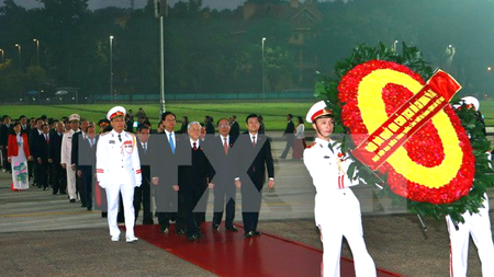 Lãnh đạo Đảng, Nhà nước và đại biểu dự Đại hội đại biểu toàn quốc lần thứ XII của Đảng đến đặt vòng hoa và vào Lăng viếng Chủ tịch Hồ Chí Minh.
